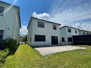 8951 Madrid Cir in Naples, FL - Foto de edificio - Building Photo