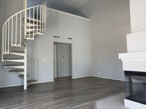 7220 Calle Cristobal in San Diego, CA - Foto de edificio - Building Photo