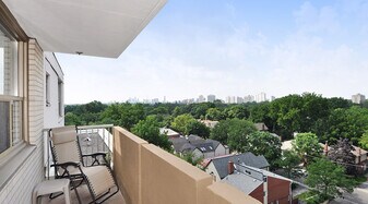 445 Eglinton Ave E in Toronto, ON - Building Photo