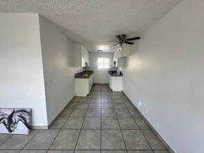 The Fountains in Panorama City, CA - Foto de edificio - Building Photo