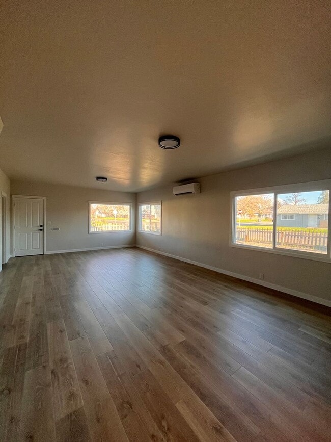 315 N 1st St in Central Point, OR - Building Photo - Building Photo