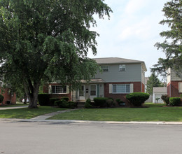 Greens on Mill Townhomes in Williamsville, NY - Building Photo - Building Photo