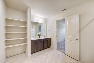 23614 Eldarica Pine Ct in Tomball, TX - Foto de edificio - Building Photo
