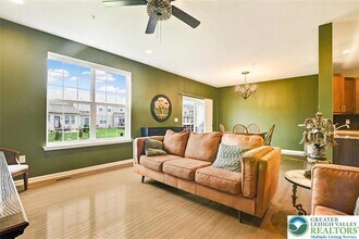 4492 Cottonwood Dr in Nazareth, PA - Foto de edificio - Building Photo