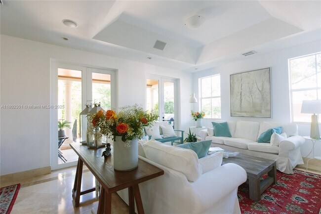 335 W Enid Dr in Key Biscayne, FL - Building Photo - Building Photo