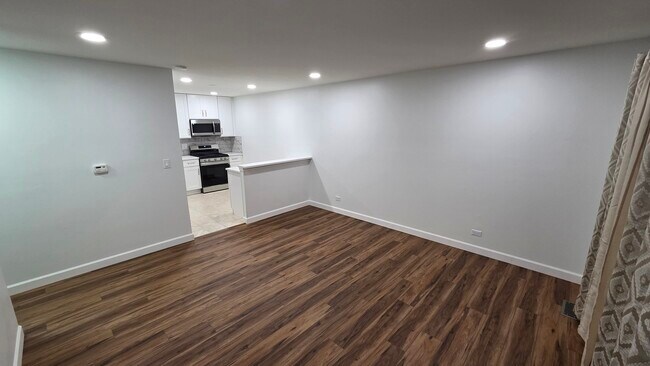 1303 Kingsbury Dr in Hanover Park, IL - Building Photo - Building Photo