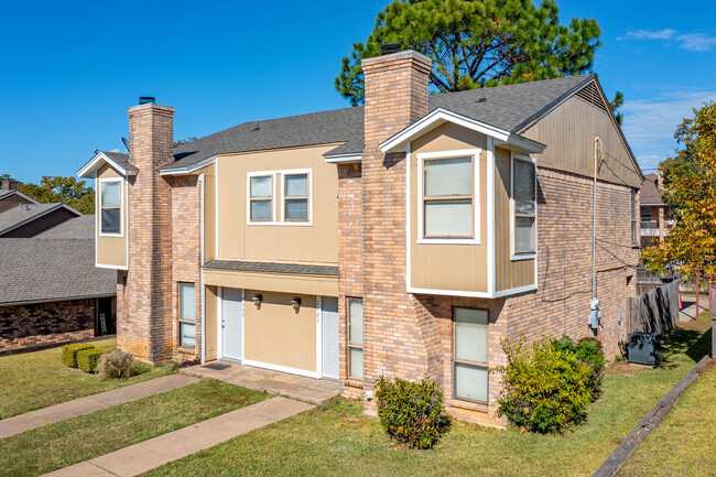 Kingsford Court in Arlington, TX - Foto de edificio - Building Photo