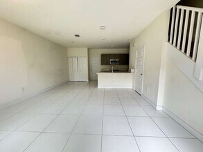 8311 NW 49th St in Doral, FL - Foto de edificio - Building Photo