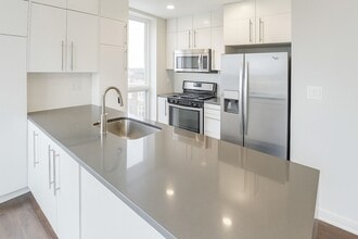 3301 N Sheffield Ave, Unit 501 in Chicago, IL - Foto de edificio - Building Photo