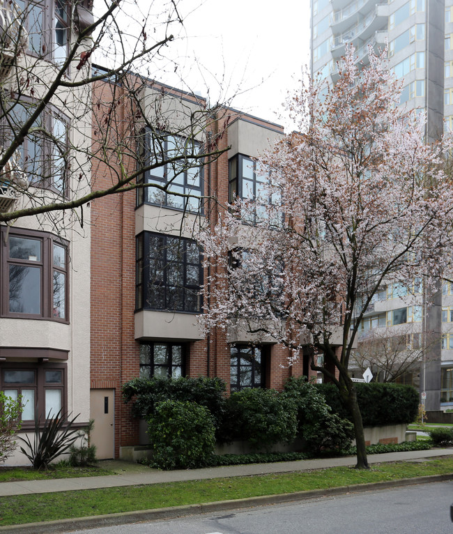 1691 Harwood St in Vancouver, BC - Building Photo - Building Photo