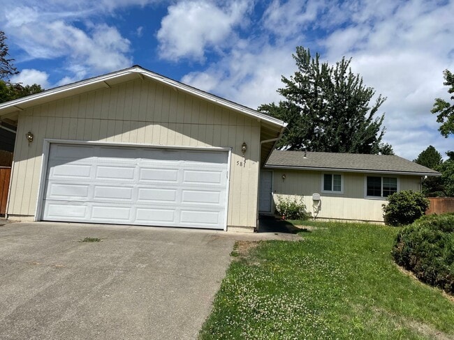 581 N Wexford Cir in Medford, OR - Building Photo - Building Photo