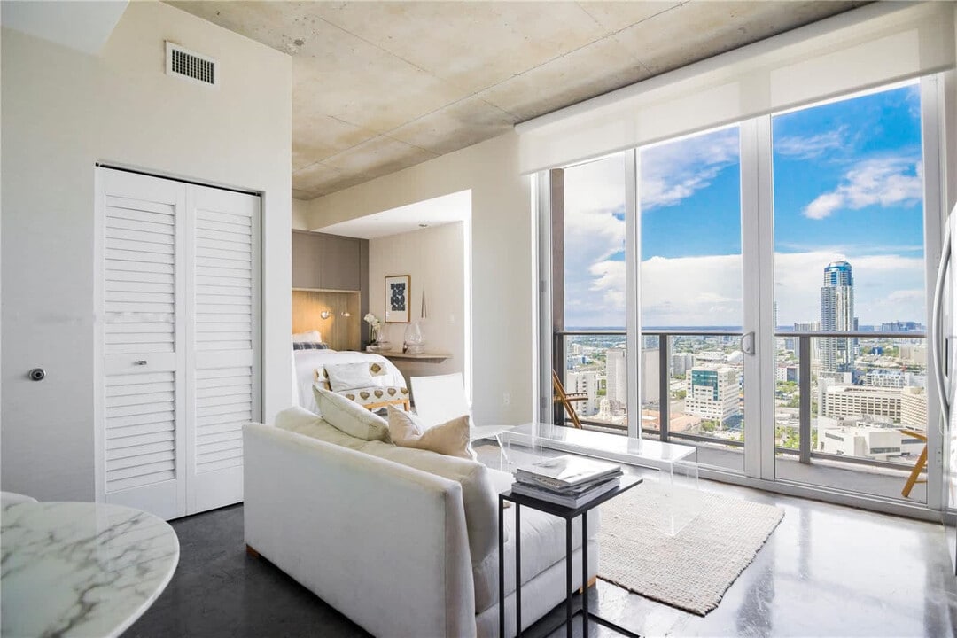 151 SE 1st St in Miami, FL - Building Photo