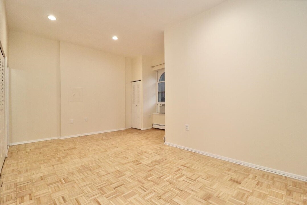 168 Coles St in Jersey City, NJ - Building Photo