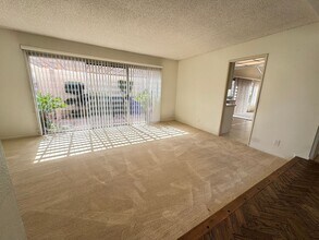 23523 Vía Eliso in Santa Clarita, CA - Foto de edificio - Building Photo