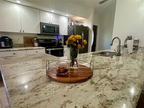4266 Island Cir in Ft. Myers, FL - Foto de edificio - Building Photo
