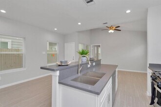 4418 Elmwood St in Houston, TX - Building Photo - Building Photo
