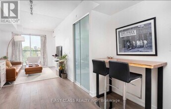 297 College St in Toronto, ON - Building Photo - Building Photo