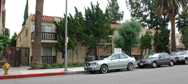 Collins East Apartments in Tarzana, CA - Building Photo - Building Photo