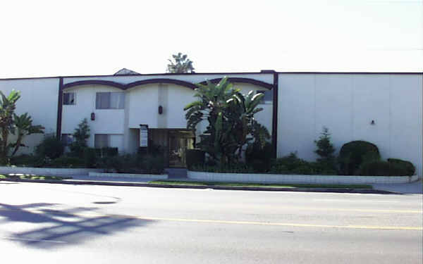 5629 Laurel Canyon Blvd in Valley Village, CA - Foto de edificio - Building Photo