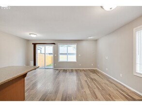 773 N Pine St in Canby, OR - Foto de edificio - Building Photo