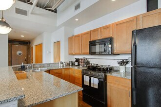 828 St Charles Ave in New Orleans, LA - Building Photo - Building Photo