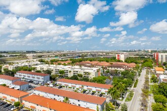 La Villas De Fountainbleu in Miami, FL - Building Photo - Building Photo