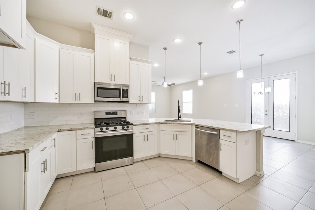 10334 Solitaire Cir in Houston, TX - Building Photo