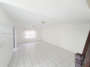 2455 W 67th Pl in Hialeah, FL - Foto de edificio - Building Photo