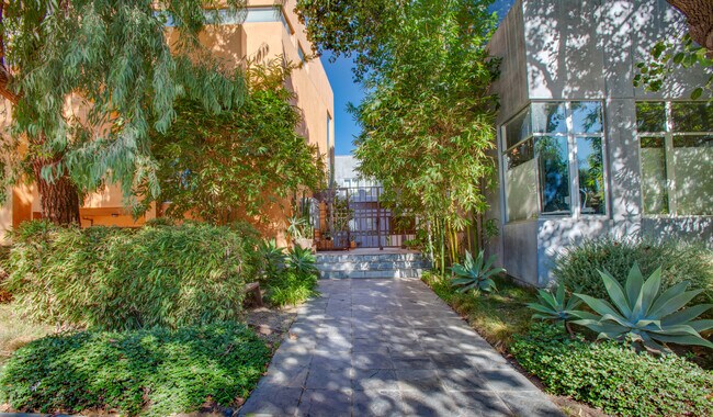 900 N West Knoll Dr in West Hollywood, CA - Building Photo - Building Photo