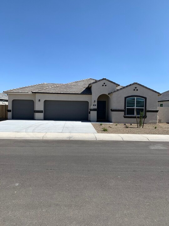 1025 W Falls Canyon Dr in Casa Grande, AZ - Foto de edificio