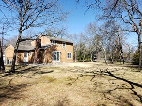 34 Old East Neck Rd in Melville, NY - Building Photo - Building Photo