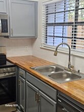 2220 E Victory Dr, Unit 10 in Savannah, GA - Building Photo - Building Photo