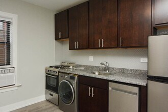 434.5 W Belden Ave, Unit 302B in Chicago, IL - Building Photo - Building Photo