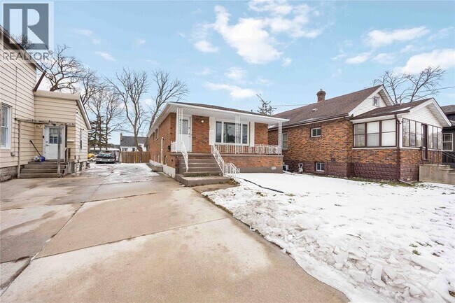 204 Mitton St S in Sarnia, ON - Foto de edificio - Building Photo