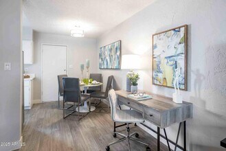 2627 N 45th Ave in Phoenix, AZ - Foto de edificio - Building Photo