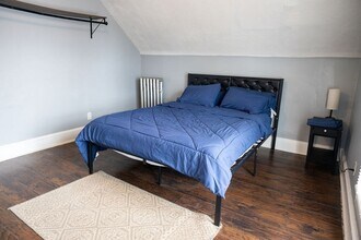 38 Greenacre Square in Springfield, MA - Foto de edificio - Building Photo