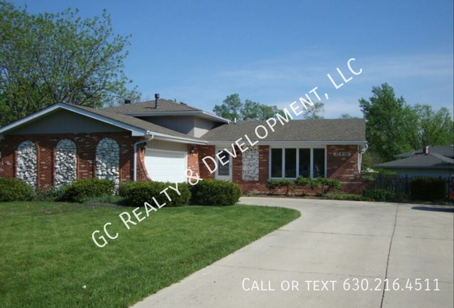 27W181 Jewell Rd in Winfield, IL - Building Photo