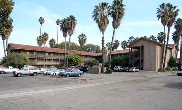 Saddleback Lodge in Santa Ana, CA - Foto de edificio - Building Photo