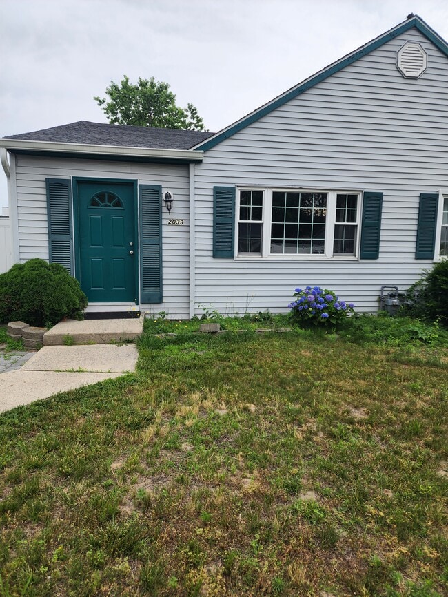 property at 2033 Lamplighter Dr