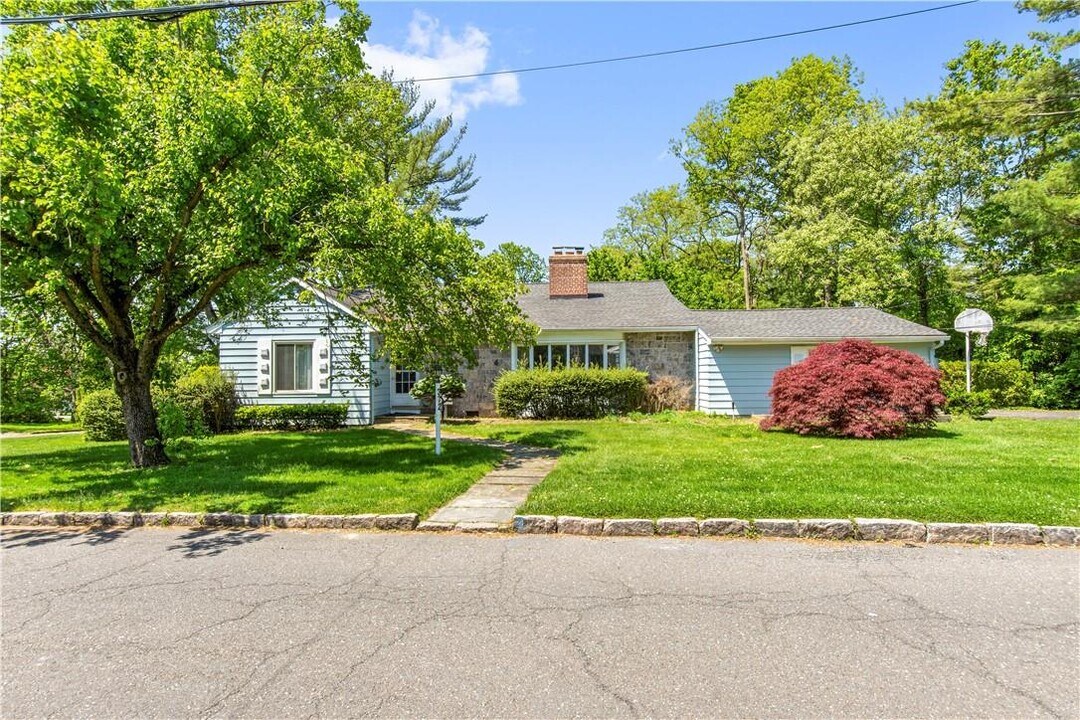 372 Heathcote Rd in Scarsdale, NY - Foto de edificio