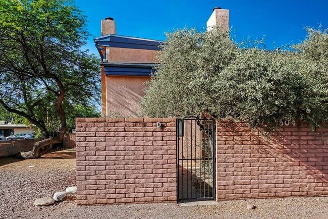property at 1604 E Blacklidge Dr
