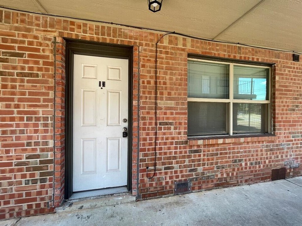 319 E Edwards St in Edmond, OK - Building Photo