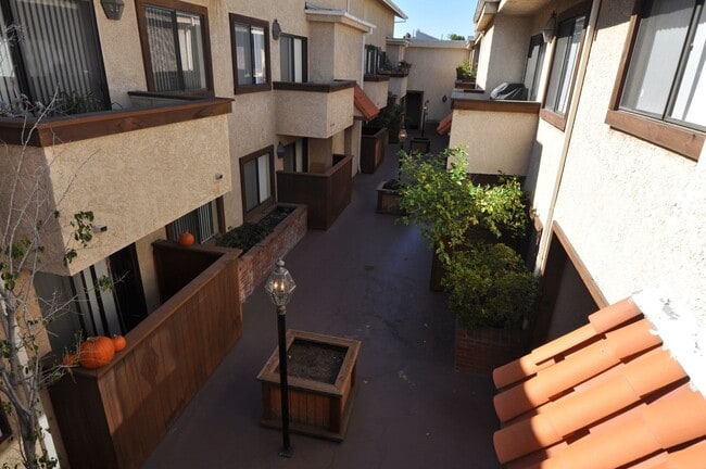 14710 Burbank Blvd in Los Angeles, CA - Building Photo - Building Photo