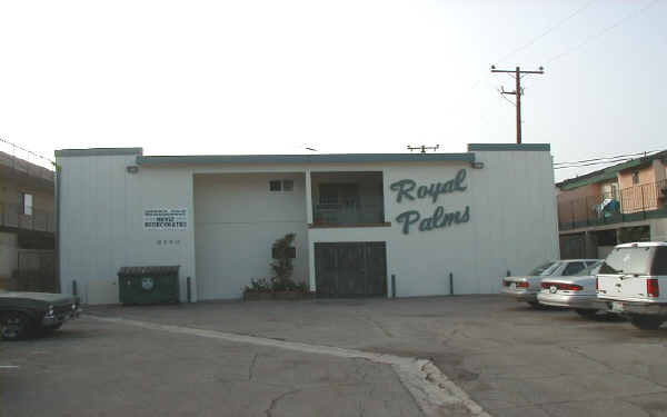 Royal Palms in Bellflower, CA - Foto de edificio