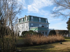 13 Quantuck Ln in Westhampton Beach, NY - Foto de edificio - Building Photo