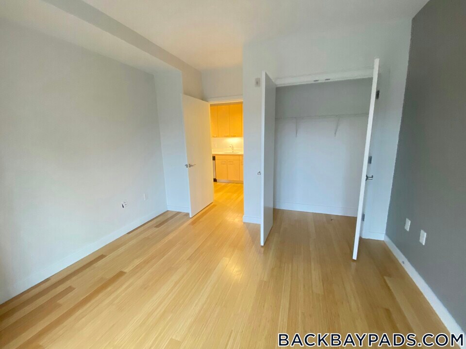 1085 Boylston St in Boston, MA - Building Photo