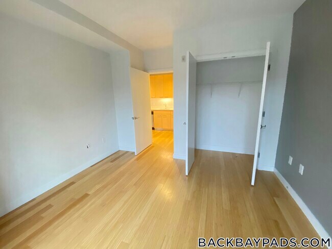 1085 Boylston St