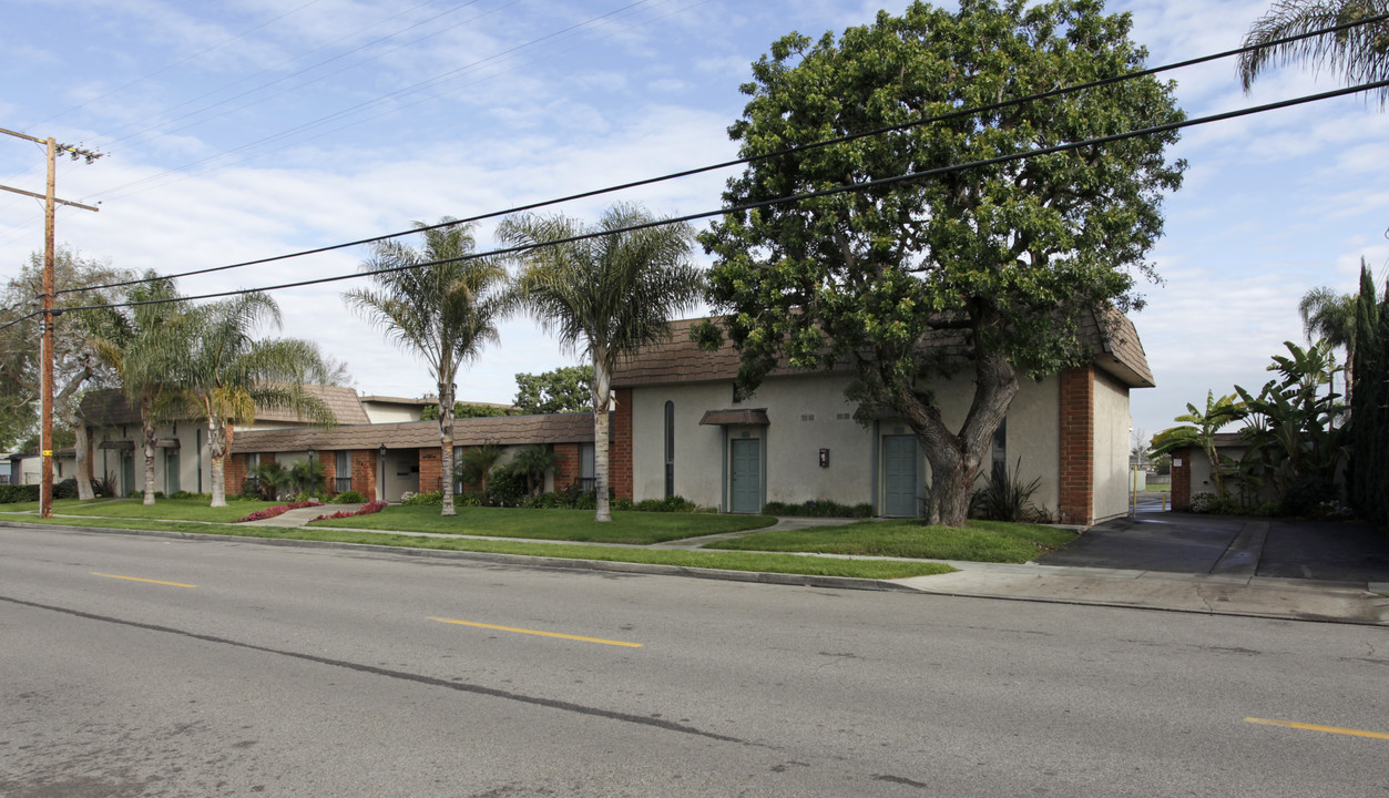 The Courtyards Apartments in Costa Mesa, CA - Building Photo