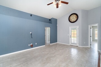 10833 Standing Stone Dr in Wimauma, FL - Building Photo - Building Photo