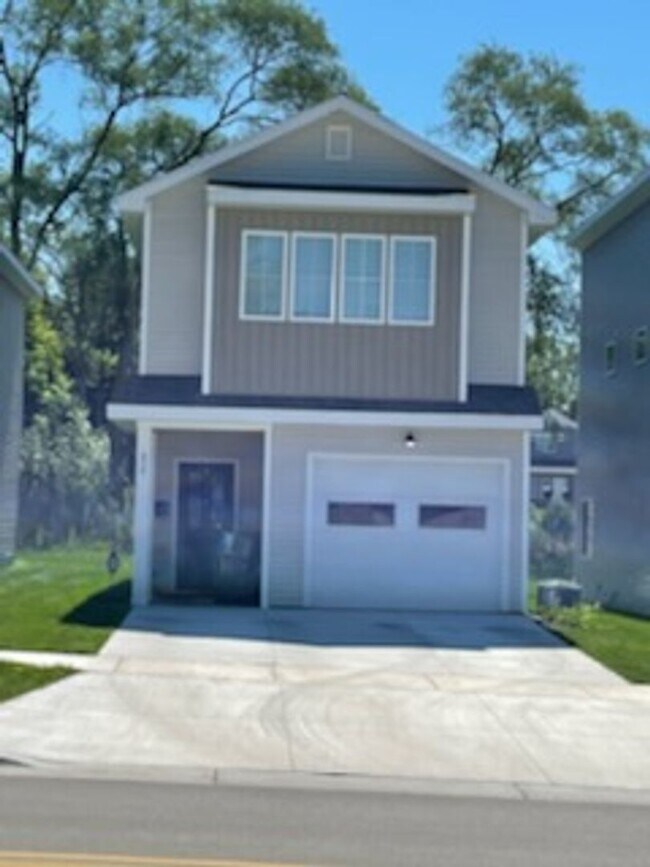 property at 679 W Webster Ave